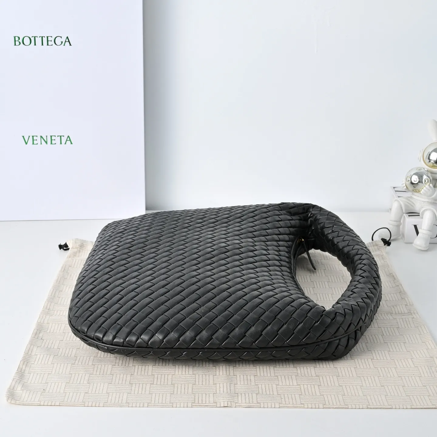 Batch 2120 #BV New Veneta handbag ✨ The "ceiling of texture" bag in the woven bag world, so high-end that you can't help but look at it~🥰Using Nappa lambskin lntrecciato quilted weaving process~The texture is particularly stunning, soft but not collapsed, tough but not hard🌟The bag body and handle are integrated and can be carried on the shoulder/hand. It has just the right sense of laziness and casualness🎈The capacity meets all the needs of commuting Just pull the zipper and pack up your own little world, feeling very at ease💚Veneta is a work that speaks for itself with texture🎀 Model: 6737 Size: 44x28x5